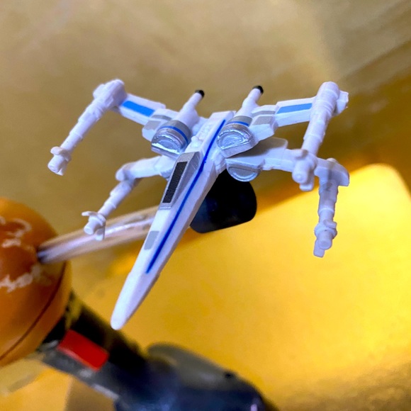 STAR WARS HANDHELD LIGHT UP SPINNER X-WING & THE FIGHTER CHASE AROUND PLANET - Picture 3 of 11